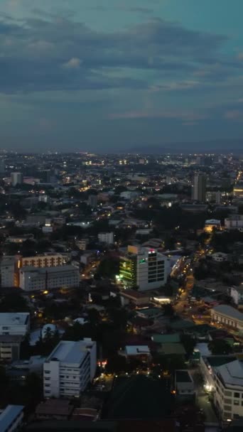 Город Давао Оживленными Улицами Зданиями Сумерки Минданао Филиппины Вертикальный Вид — стоковое видео