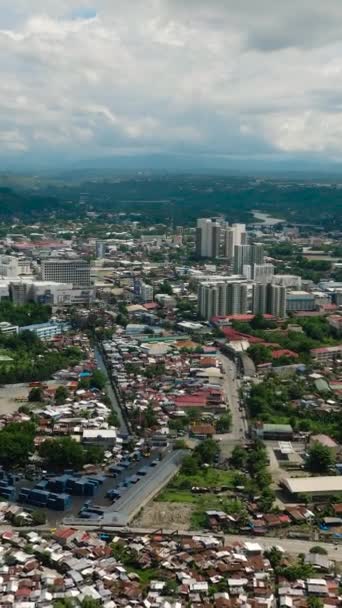 城市景观与现代建筑和小房子 Cagayan Oro 菲律宾棉兰老岛 城市景观 垂直录像 — 图库视频影像