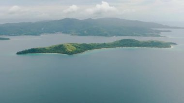 Logbon Adası derin mavi denizlerle çevrili, yukarıdan manzaralı. Romblon, Filipinler.