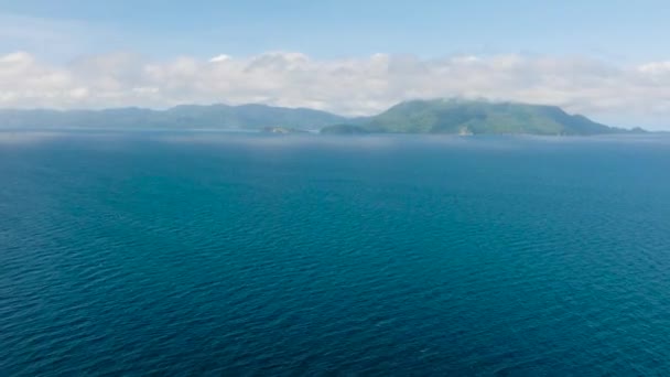 Drone Vista Blue Sea Surface Sotto Cielo Blu Nuvole Romblon — Video Stock