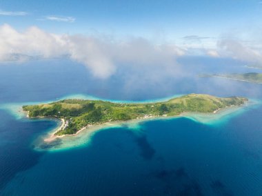 Logbon Adası 'nın üzerindeki bulutlar mavi denizle çevrilidir. Romblon, Filipinler.