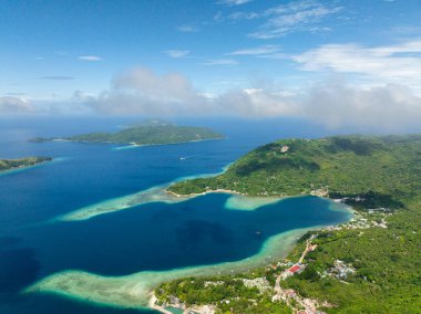 Mavi deniz ve Romblon Adası sisle kaplı. Romblon, Filipinler.