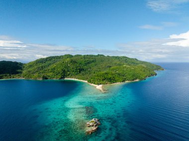 Mavi deniz ve Alad Adası 'nın küçük beyaz plajlı üst manzarası. Romblon, Filipinler.