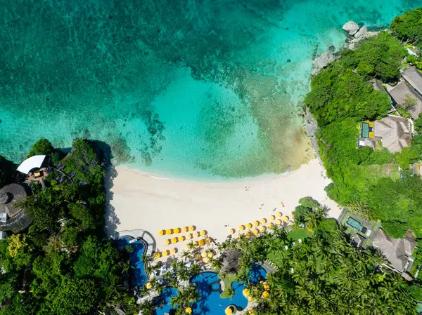 Turkuaz su üzerinde güneş yansıması ve plaj tatil beldelerinde beyaz kum. Boracay, Filipinler.
