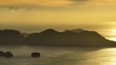 El Nido 'daki adalar ve İsletler. Gün batımı manzarası. Palawan 'da. Filipinler.