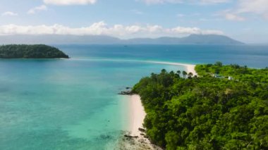 Bon Bon Sahili, beyaz kum ve turkuaz su, hava manzaralı. Romblon Adası. Romblon, Filipinler.