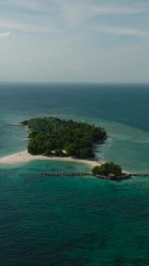 Mavi okyanus ve tekne Samal Adası 'ndaki Buenavista Adası' nda. Davao, Filipinler. Deniz Burnu. Dikey görünüm.