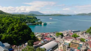 Romblon Adası 'ndaki ticari binaların ve sokakların havadan görüntüsü. Mavi denizin üzerinde feribot. - Evet. Romblon, Filipinler.