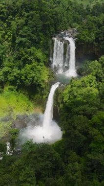 Filipinler 'deki iki katmanlı şelalenin güzel manzarası. Limunsudan Şelalesi. Mindanao. Dikey görünüm.