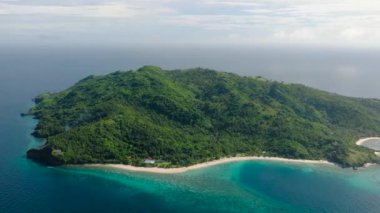 Kobrador Adası 'nda turkuaz deniz suyu ve mercanları olan White Beach. Romblon, Filipinler.