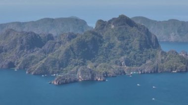 Miniloc Adası 'ndaki küçük adalar ve plajlar. Mavi denizin üzerinde tekneler. El Nido, Filipinler. Palawan.