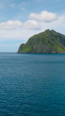 Tapiutan Adası ve Matinloc Adası 'nın ortasında Mavi Deniz. El Nido, Palawan. Filipinler. Dikey görünüm.