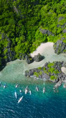 Matinloc Adası 'ndaki Gizli Plaj' da turist tekneleri. El Nido, Palawan. Filipinler. Dikey görünüm.