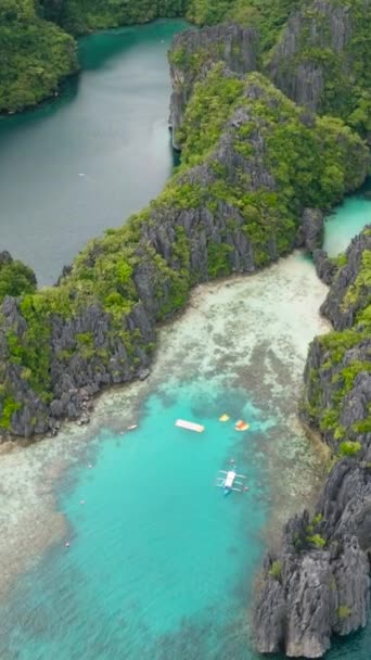 Waves Lagoons Boats Kayaks Miniloc Island Nido Palawan Philippines Vertical — Stock Video