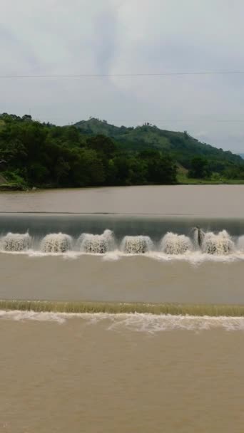 Vesi Virtaa Lumbayaon Padon Yli Valencia Mindanaossa Filippiineillä Pystynäkymä — kuvapankkivideo