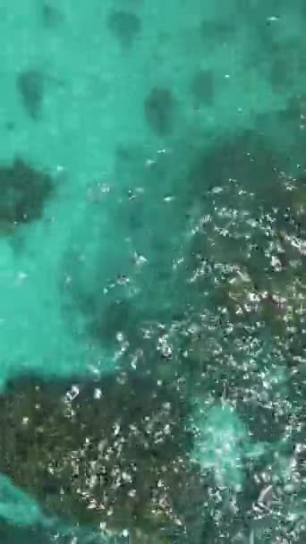Água Oceano Azul Turquesa Com Ondas Reflexo Luz Solar Ilha — Vídeo de Stock