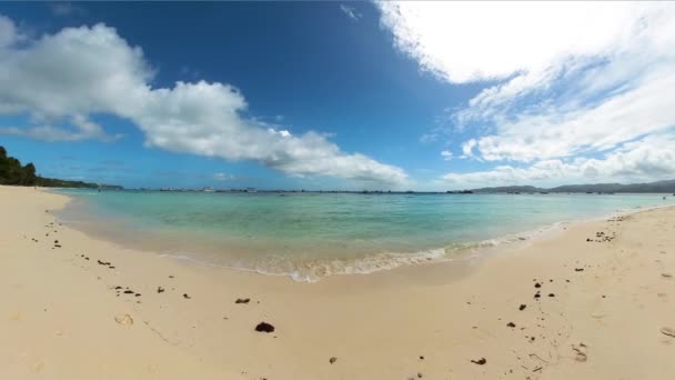Красиві Хвилі Розбиваються Над Піщаним Пляжем Боракай Малайська Аклан Філіппіни — стокове відео