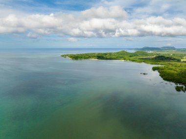 Turkuaz deniz suyuyla çevrili yeşil bitkilerle tropikal adanın insansız hava aracı görüntüsü. Looc, Tablas Adası. Romblon, Filipinler.