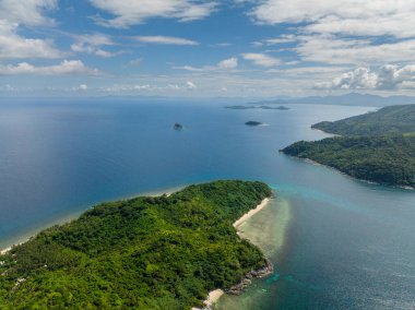 Plajlı tropik adalar. Mavi gökyüzü ve bulutların altında mavi deniz. El Nido. Palawan, Filipinler.