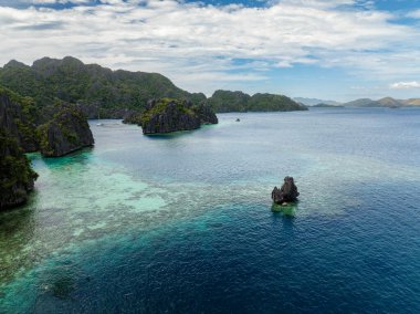 Coron 'da muhteşem kireçtaşı oluşumu. Islet ve mavi deniz. Palawan, Filipinler.