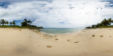 Okyanus dalgaları, mavi gökyüzü ve bulutlarla dolu bir sahil. Romblon, Filipinler 'deki Carabao Adası. VR 360.