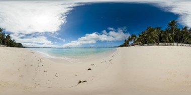 Temiz okyanus dalgalarıyla pudralı beyaz kumsal. Malay 'daki Boracay Adası, Aklan. Filipinler. VR 360.