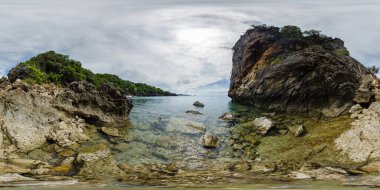 Sahil şeridi, berrak su, mavi gökyüzü ve bulutlar. Alad Adası. Romblon, Filipinler. VR 360.
