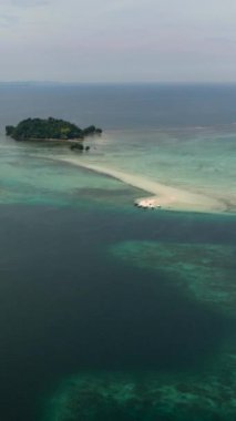 Barobo, Surigao del Sur 'da kumlu plajlı tropik adalar. Filipinler. Dikey görünüm.
