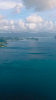 Mavi Deniz 'in ve El Nido' daki plajlı adaların insansız hava aracı görüntüsü. Palawan, Filipinler. Dikey görünüm.