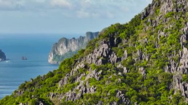 Yeşil bitkilerle dağdaki kireçtaşı kayaları. El Nido, Palawan 'daki adalar ve mavi deniz. Filipinler.