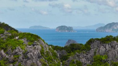 El Nido, Palawan 'daki tropikal adalarda mavi denizli kireçtaşı dağı. Filipinler.