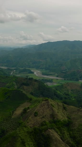 Yeşil Tepeleri Ormanı Olan Bir Dağ Bölgesi Nehrin Yakınındaki Tarım — Stok video