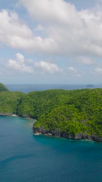Isla Tropical Con Mar Azul Acantilados Isla Inambuyod Nido Palawan — Vídeos de Stock