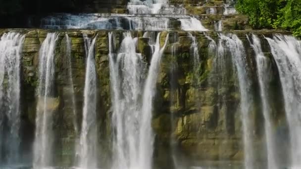 Tinuy Falls Avec Des Parois Rocheuses Sous Ruisseau Bislig Surigao — Video