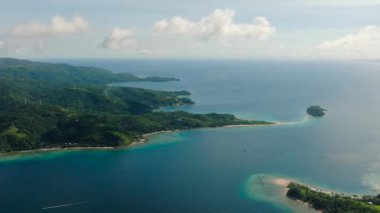 Sahili olan adalar ve güneş yansıması olan mavi deniz. Romblon Adası. Filipinler.