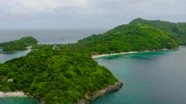 Alad Adası 'nın beyaz kumlu plajları ve mercanlarıyla hava manzarası. Romblon, Filipinler.