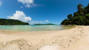 Sahil şeridi ve temiz su. Mavi gökyüzü ve bulutlar. El Nido. Palawan 'da. Filipinler.