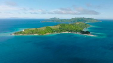 Mavi denizle çevrili kumlu sahilleri olan Logbon Adası. Romblon, Romblon. Filipinler.