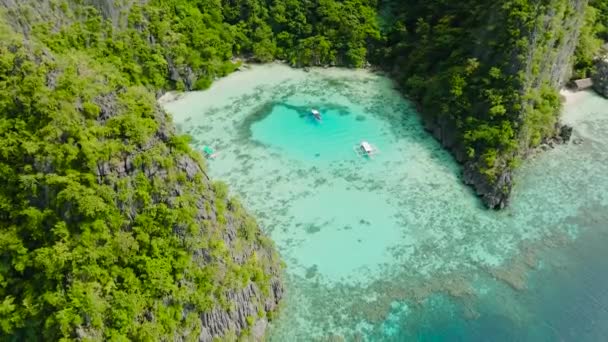 ターコイズの水と太陽の反射 スミスポイントビーチに浮かぶ船 コロン パラワン フィリピン — ストック動画