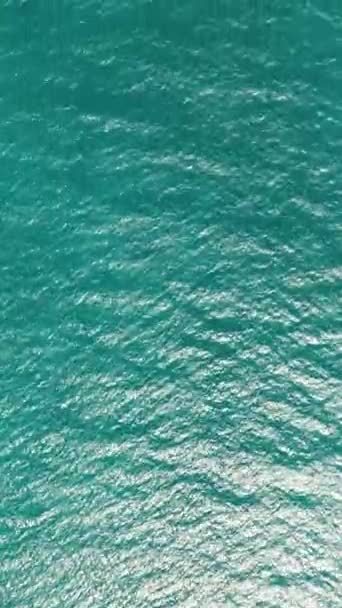 透明的绿松石海水 天然背景 俯瞰波涛汹涌的大海蓝水 萨马尔达沃菲律宾 纵向观点 — 图库视频影像