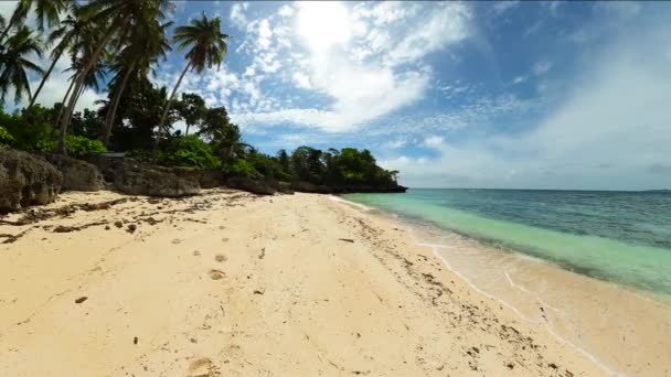 Plaża Falami Oceanicznymi Błękitne Niebo Chmury Wyspa Carabao Romblon Filipiny — Wideo stockowe