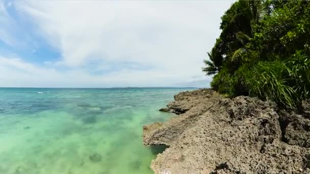 Kıyı Bölgesinde Kayalar Turkuaz Deniz Suyu Var Carabao Adası Romblon — Stok video
