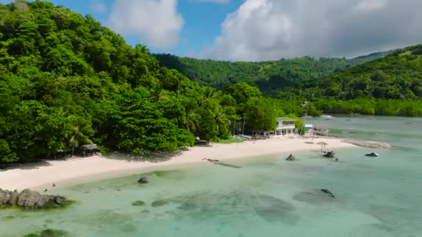 Letecký Pohled Bílou Pláž Kokosovými Stromy Čistou Mořskou Vodou Romblon — Stock video