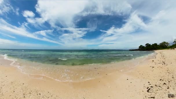 Fale Oceaniczne Bąbelkami Rozbijającymi Się Piaszczystą Plażę Wyspie Carabao Romblon — Wideo stockowe