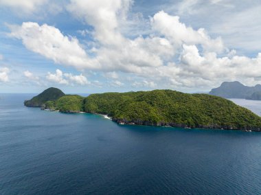 Inambuyod Adası. Mavi gökyüzü ve bulutlar. El Nido, Filipinler.