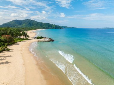 Duli Sahili 'nde krem rengi kumlar üzerinde güzel deniz dalgaları. Filipinler, El Nido 'da berrak deniz suyu.