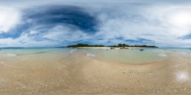 Temiz su ve kumlu plajda güneş yansıması. Mavi gökyüzü ve bulutlar. Santa Fe, Romblon. Filipinler. VR 360.