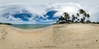 Filipinler, Romblon 'daki Carabao Adası' nda kumlu plajlara köpüklü okyanus dalgaları düşüyor. VR 360.