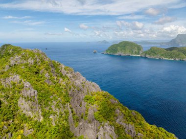 Matinloc 'tan Inambuyod Adası' nın havadan görüntüsü. Mavi deniz, mavi gökyüzü ve bulutlar. El Nido, Filipinler.