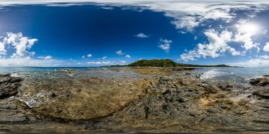 Plajdaki mercanlar ve kayalar üzerinde tropik okyanus dalgaları. Santa Fe, Romblon. Filipinler. VR 360.